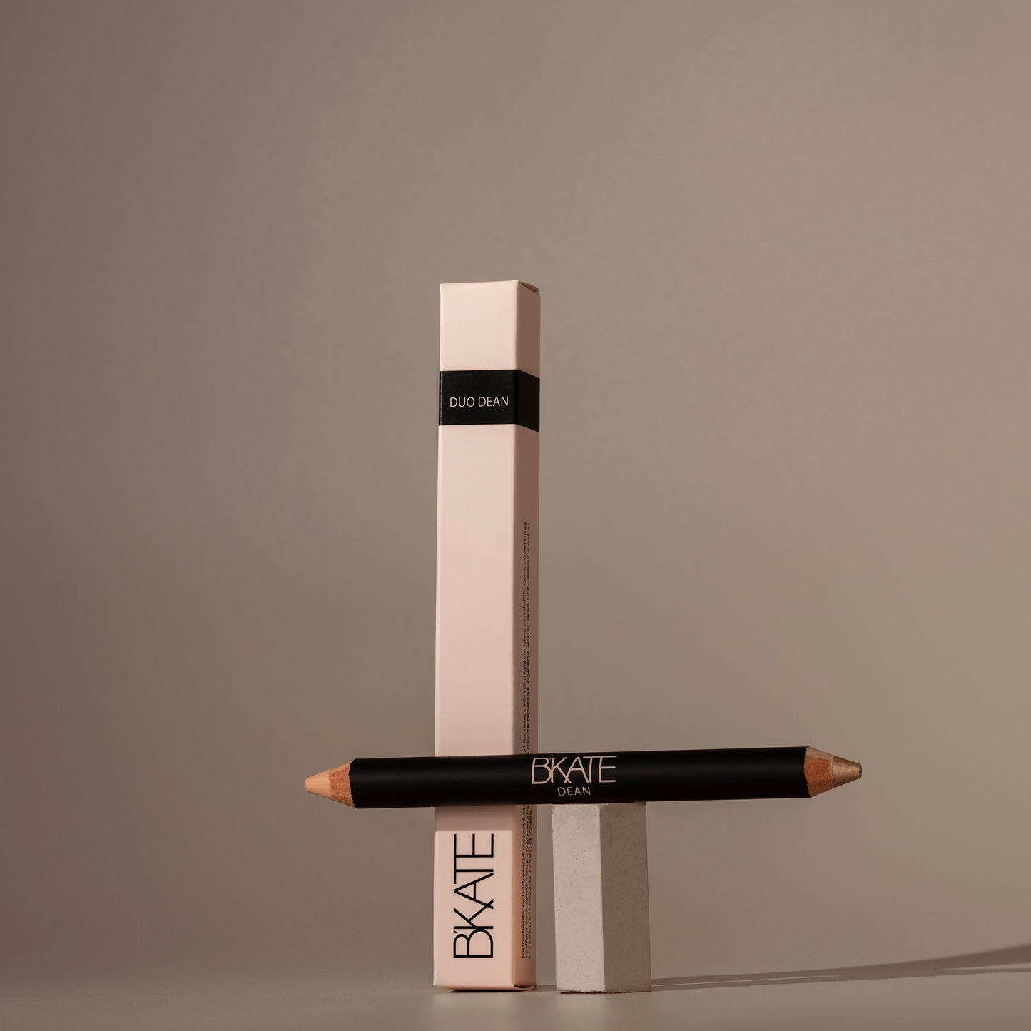 Dual-ended B'KATE brow highlighter pencil featuring a matte lifting shade and a shimmering champagne highlight, formulated as vegan and cruelty-free for brow bone enhancement.