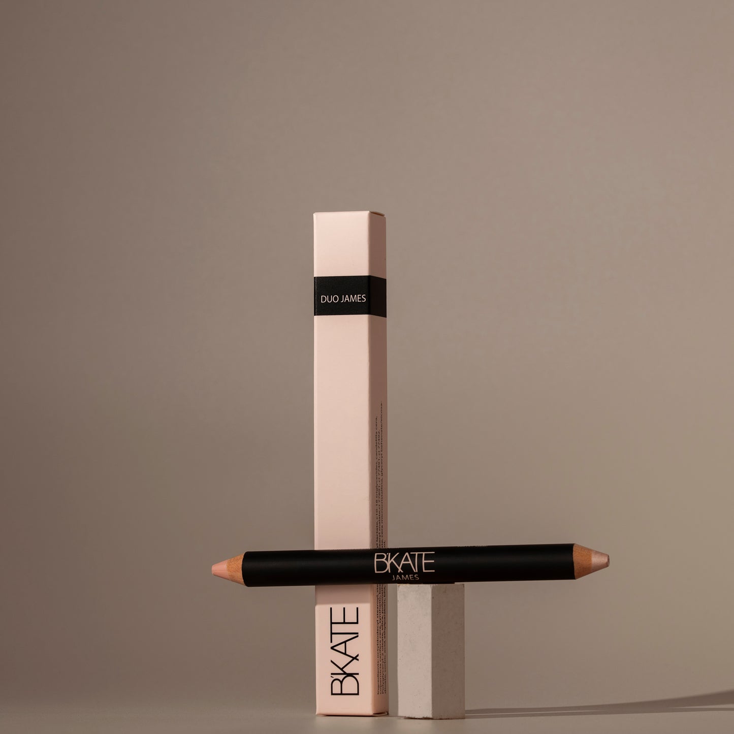 Dual-ended B'KATE brow highlighter pencil featuring a matte lifting shade and a shimmering champagne highlight, formulated as vegan and cruelty-free for brow bone enhancement.