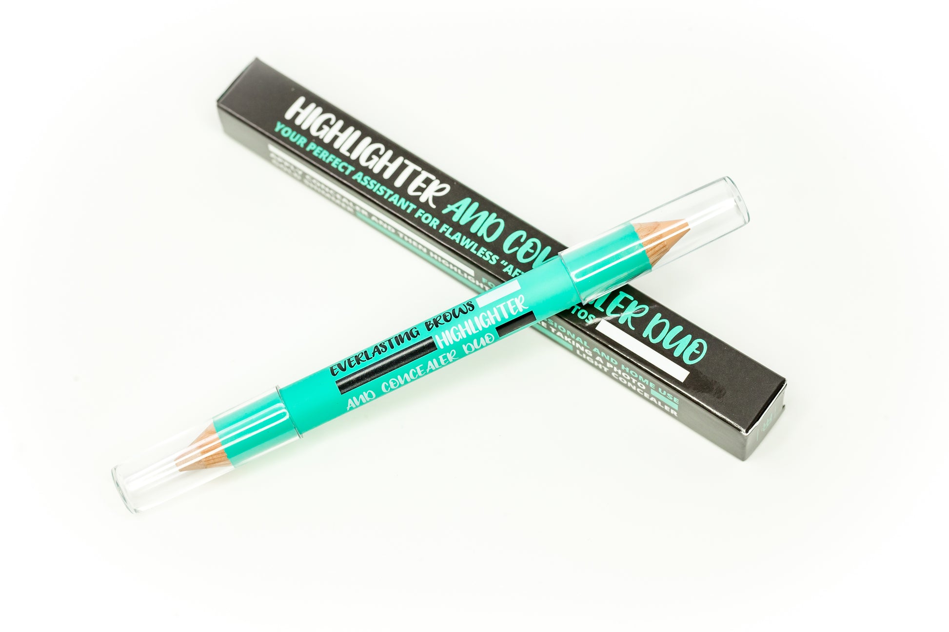 Double-ended jumbo eyebrow pencil featuring a matte light concealer on one end and a gentle gold shimmer highlighter on the other.