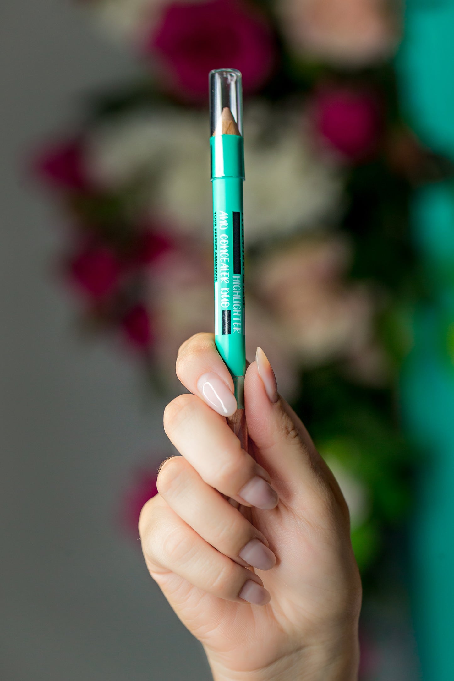 Double-ended jumbo eyebrow pencil featuring a matte light concealer on one end and a gentle gold shimmer highlighter on the other.