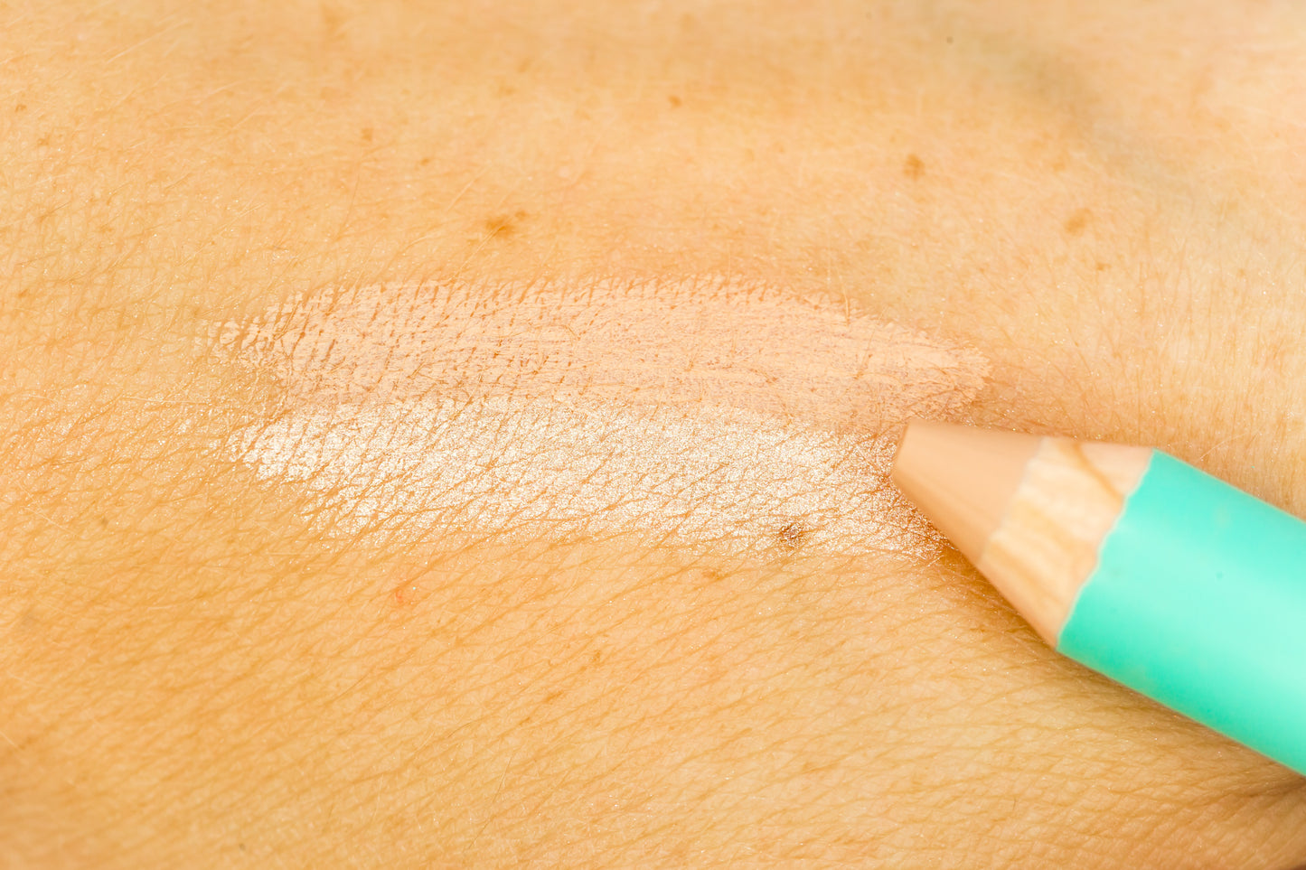 Double-ended jumbo eyebrow pencil featuring a matte light concealer on one end and a gentle gold shimmer highlighter on the other.