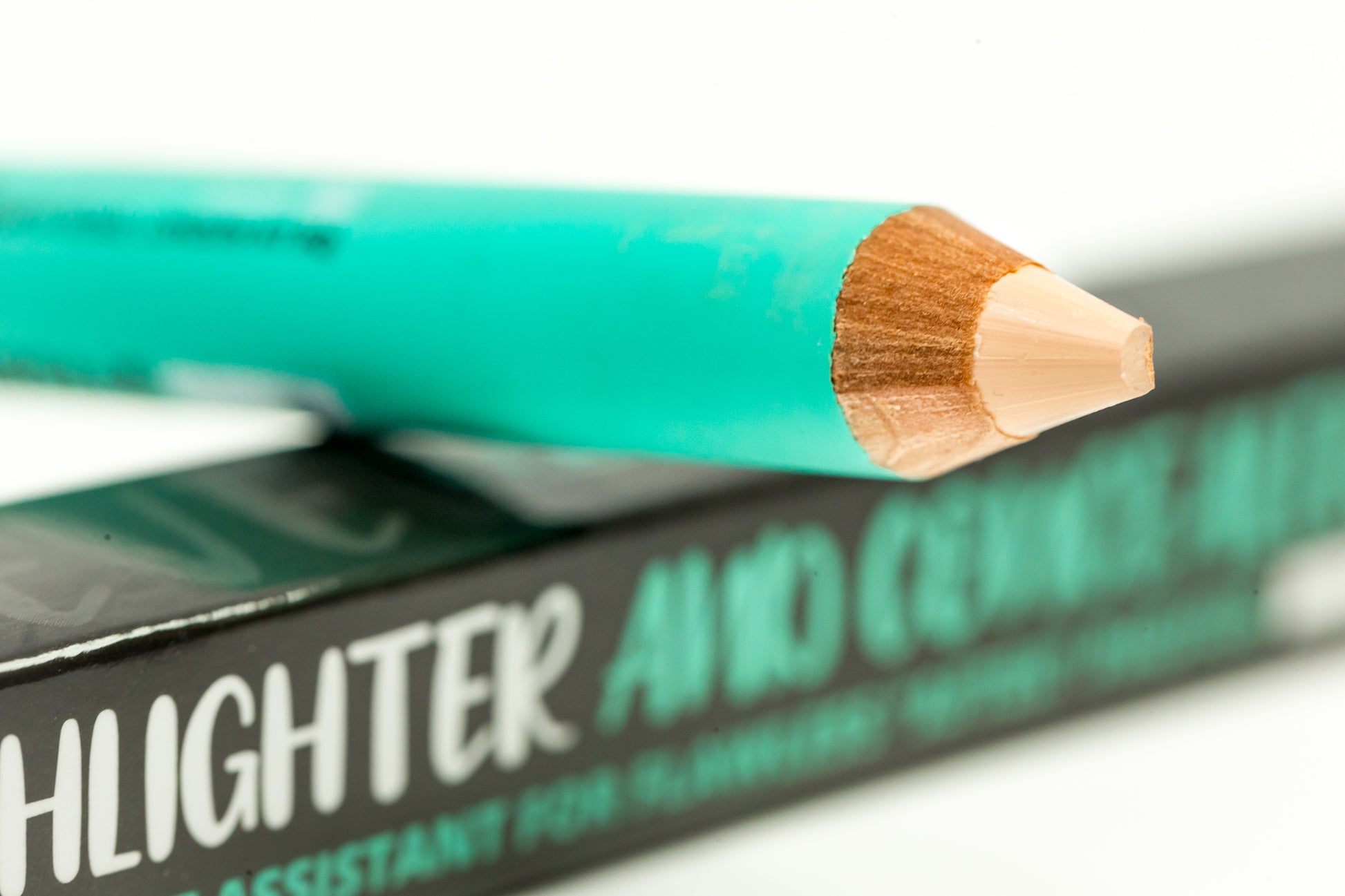 Dual-ended jumbo makeup pencil featuring a creamy matte light concealer on one end and a luminous gold shimmer highlighter on the other for brow bone sculpting and quick touch-ups.
