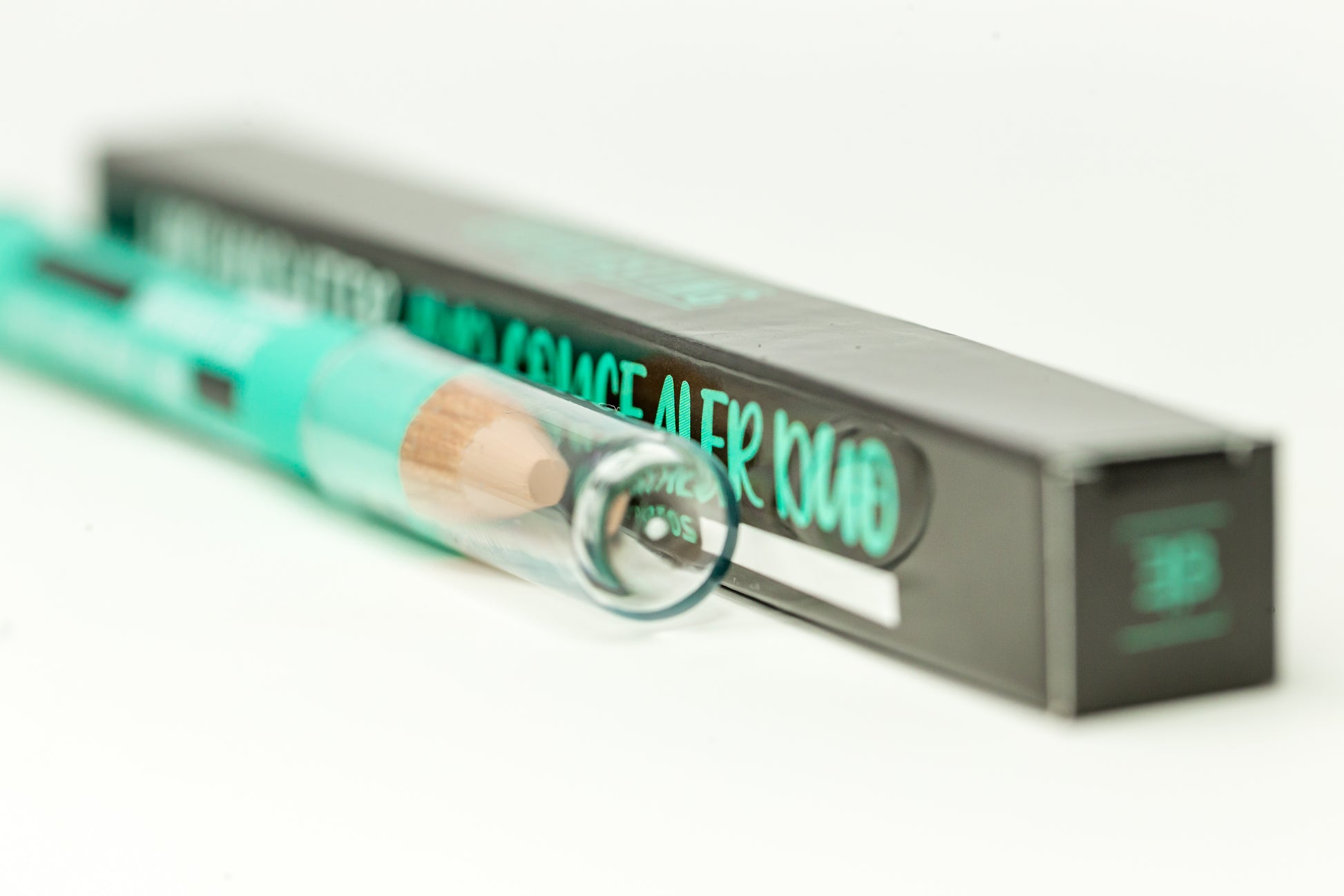 Double-ended jumbo eyebrow pencil featuring a matte light concealer on one end and a gentle gold shimmer highlighter on the other.