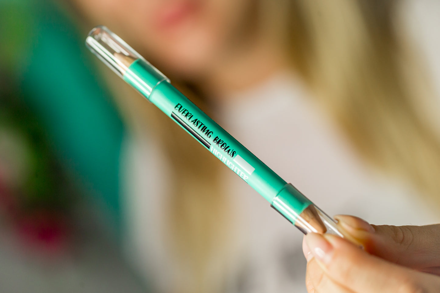 Dual-ended jumbo makeup pencil featuring a creamy matte light concealer on one end and a luminous gold shimmer highlighter on the other for brow bone sculpting and quick touch-ups.