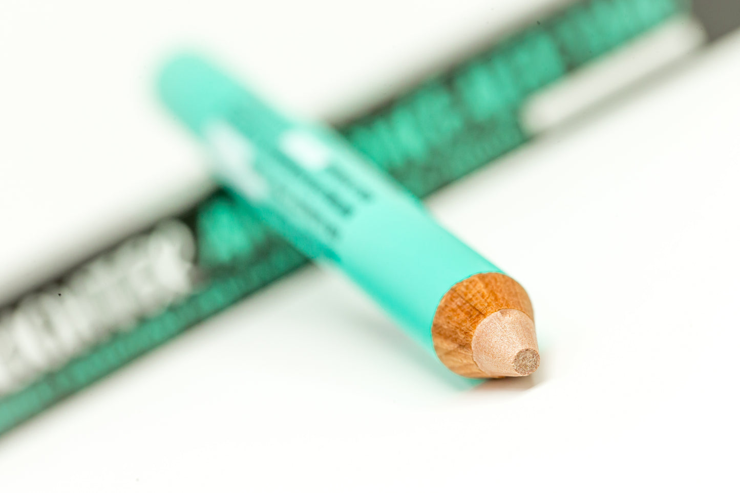 Double-ended jumbo eyebrow pencil featuring a matte light concealer on one end and a gentle gold shimmer highlighter on the other.