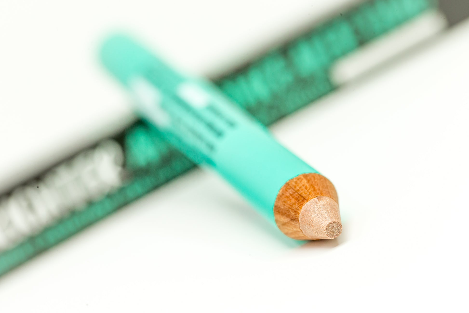 Double-ended jumbo eyebrow pencil featuring a matte light concealer on one end and a gentle gold shimmer highlighter on the other.