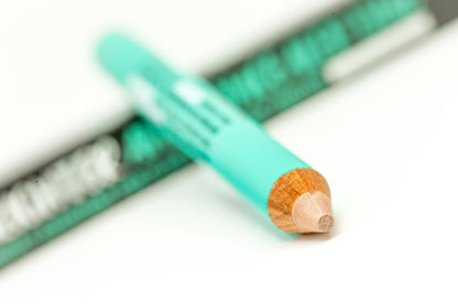 Double-ended jumbo eyebrow pencil featuring a matte light concealer on one end and a gentle gold shimmer highlighter on the other.