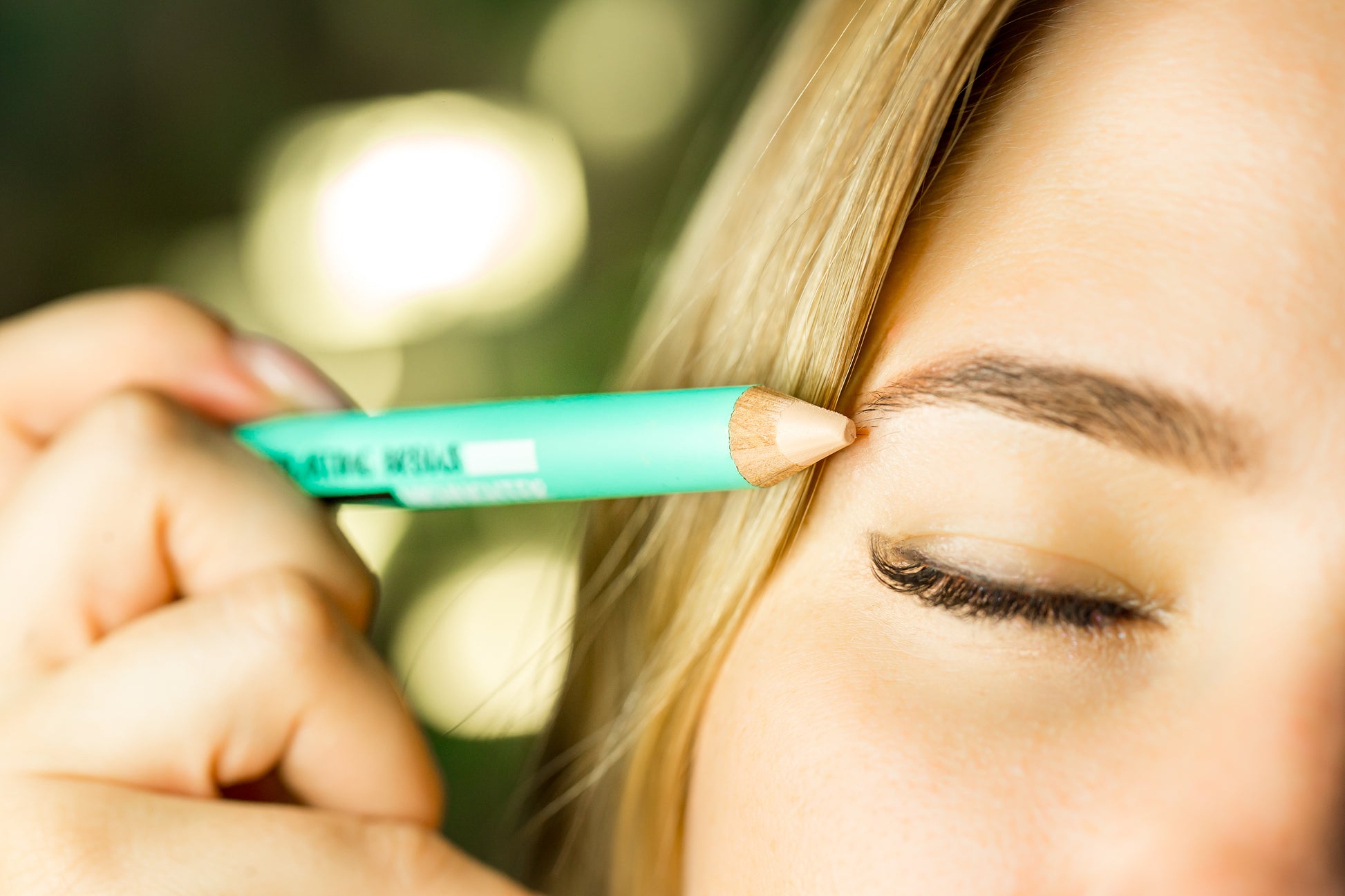 Dual-ended jumbo makeup pencil featuring a creamy matte light concealer on one end and a luminous gold shimmer highlighter on the other for brow bone sculpting and quick touch-ups.