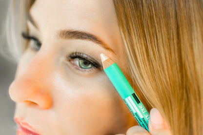 Double-ended jumbo eyebrow pencil featuring a matte light concealer on one end and a gentle gold shimmer highlighter on the other.