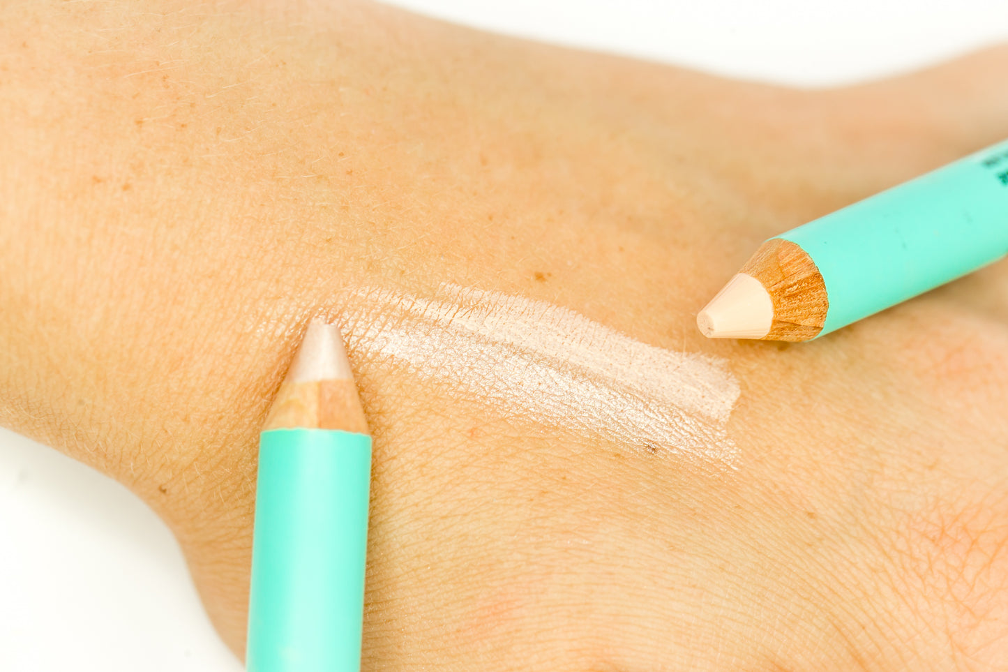 Dual-ended jumbo makeup pencil featuring a creamy matte light concealer on one end and a luminous gold shimmer highlighter on the other for brow bone sculpting and quick touch-ups.