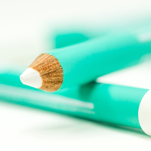  A white single-use Everlasting predraw brow pencil shown on a dark background displaying crisp white swatch marks for eyebrow mapping.