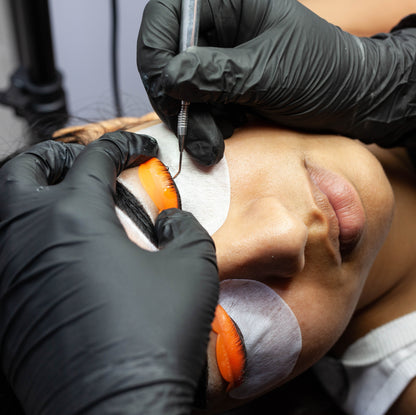 Promotional banner for the official online Elleebana Lash Lift Course displaying step-by-step application procedures, lash transformation results, instructor Otto Mitter, and the student kit.