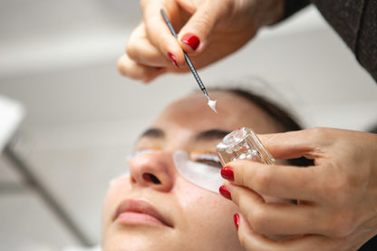 Promotional banner for the official online Elleebana Lash Lift Course displaying step-by-step application procedures, lash transformation results, instructor Otto Mitter, and the student kit.