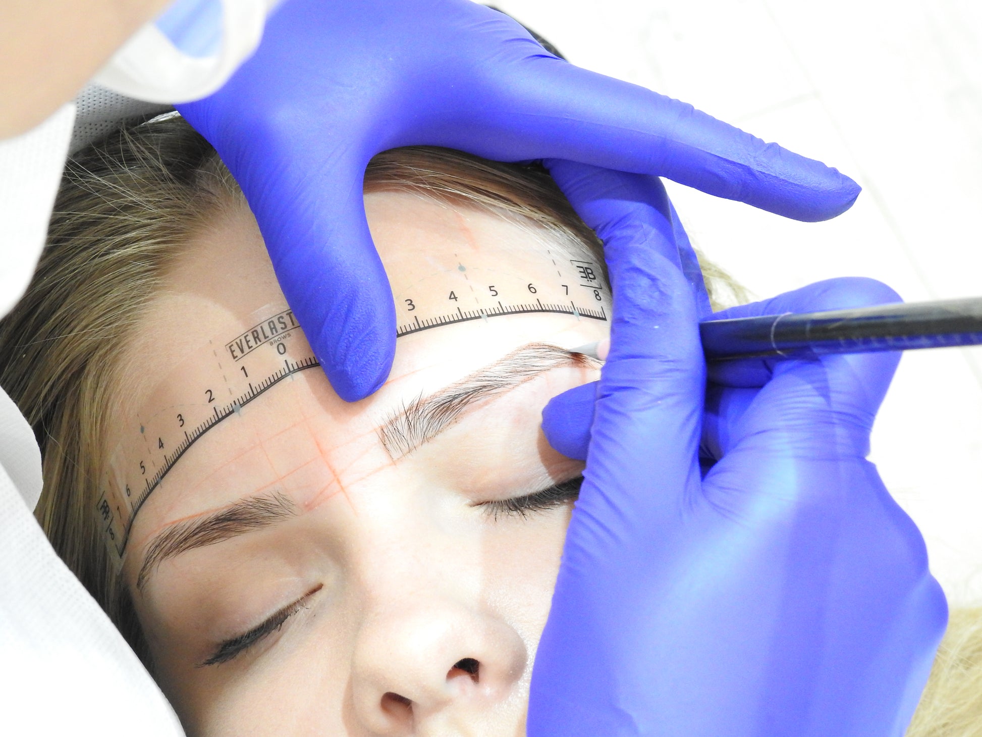 A promotional graphic for the Everlasting Brow Mapping online course, displaying training materials including HD video tutorials, a 20-page workbook, and a certificate of completion for professional eyebrow shaping.